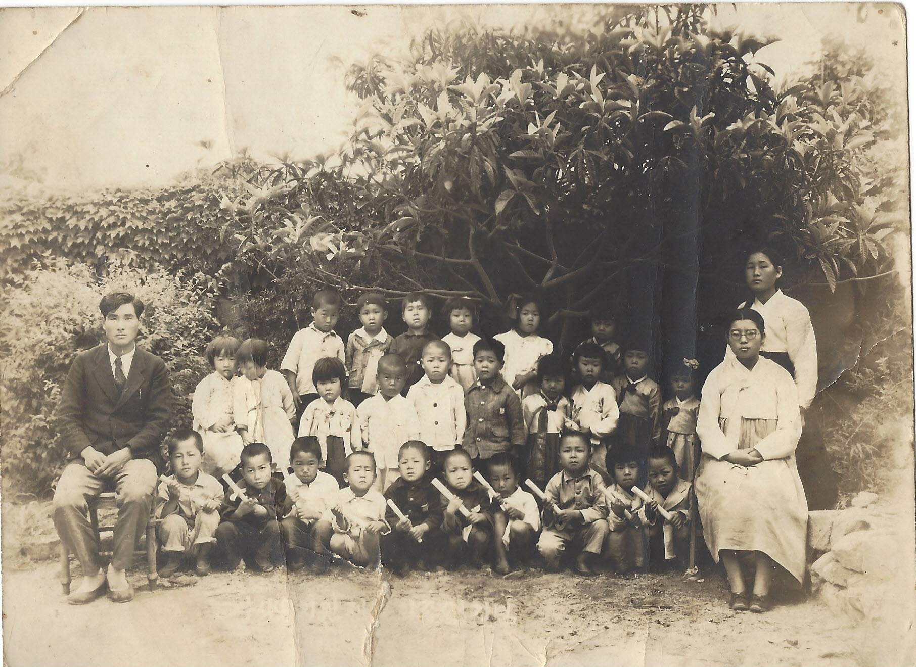 1950년 유치원 사진(앞줄 오른쪽 첫번 지수광 장로).jpg